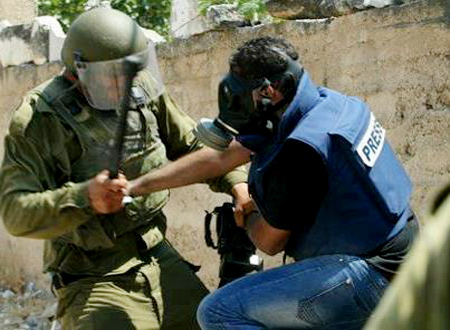جنود الاحتلال يعتدون على صحافي في القدس