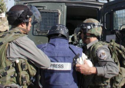 القوات الإسرائيلية تقتحم منزل مراسل إذاعة “الرابعة” في الخليل وتعتقله