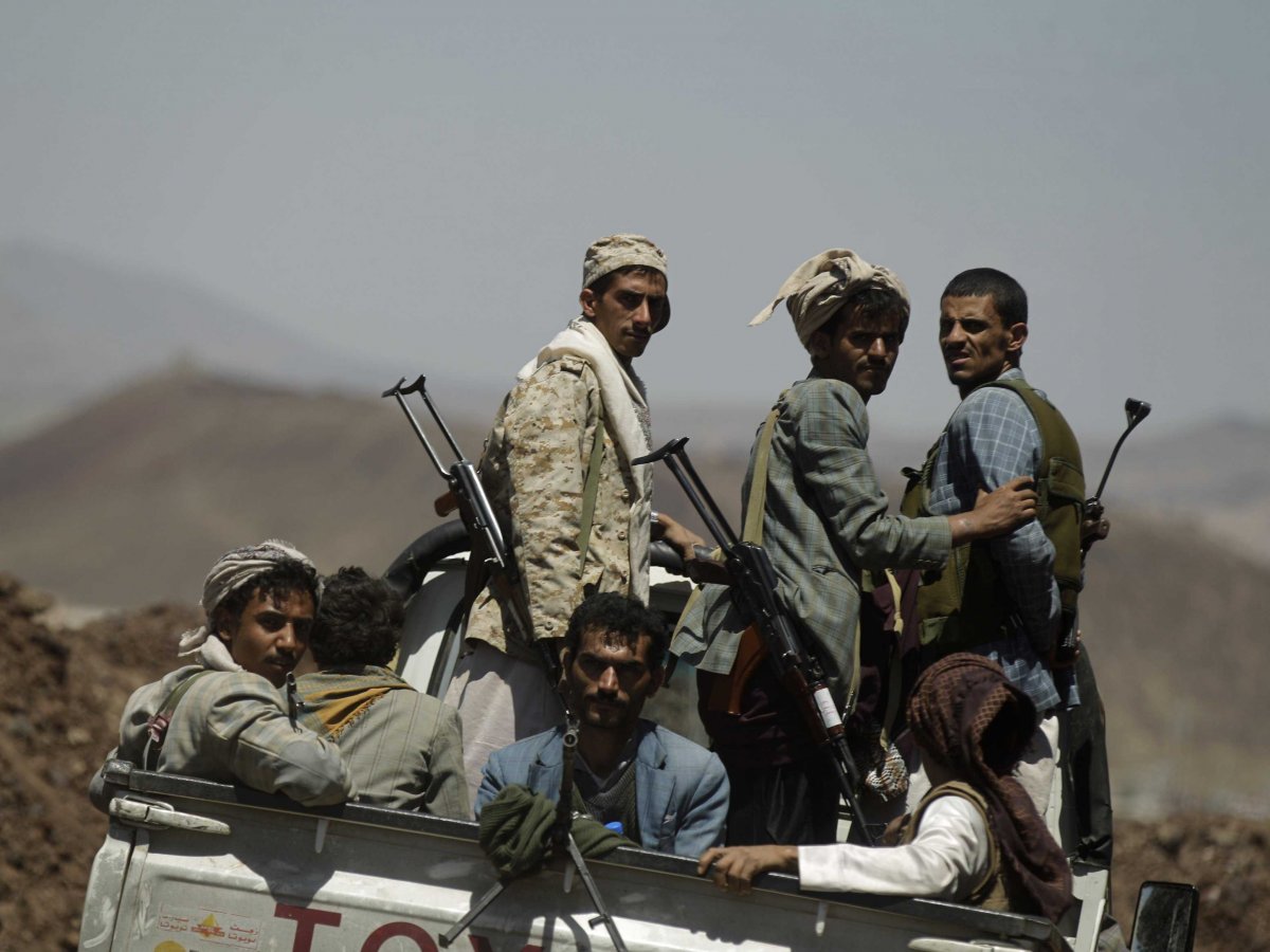 جماعة الحوثي تنهب منزل صحفي في الضالع